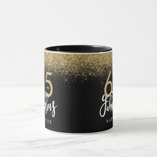 65 jaar en geweldig zwart goudglitter verjaardag mok (Midden)