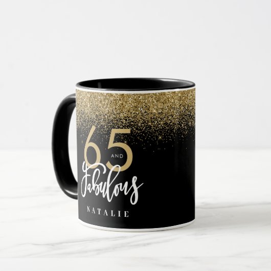 65 jaar en geweldig zwart goudglitter verjaardag mok (Voorkant links)