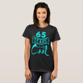 65 jaar en nog steeds Cool Funny Birthday Gifts T-shirt (Voorkant volledig)