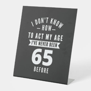 65 jaar oude cadeau 65e verjaardag van cadeauide reclamebord met voetstuk