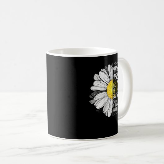 65-jarige vrouw in maart 1957 65ste geboortedag koffiemok (Voorkant rechts)