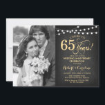 65e Jubileum met foto - Krijtbord en Goud Kaart<br><div class="desc">65e bruiloft Jubileum uitnodiging met foto. Elegant design in zwart en faux goud. Beschikt over krijtbordpatroon,  scriptlettertype en feeëntekenreekslampen. Hoera voor 65 jaar! Kan in elk jaar worden gepersonaliseerd. Stuur me een bericht als je nog meer maatwerk nodig hebt.</div>