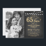 65e Jubileum met foto - Krijtbord en Goud Kaart<br><div class="desc">65e bruiloft Jubileum uitnodiging met foto. Elegant design in zwart en faux goud. Beschikt over krijtbordpatroon,  scriptlettertype en feeëntekenreekslampen. Hoera voor 65 jaar! Kan in elk jaar worden gepersonaliseerd. Stuur me een bericht als je nog meer maatwerk nodig hebt.</div>