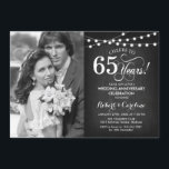 65e Jubileum met Foto - Krijtbord en Wit Kaart<br><div class="desc">65e bruiloft Jubileum uitnodiging met foto. Elegant design in zwart en wit. Beschikt over krijtbordpatroon,  scriptlettertype en feeëntekenreekslampen. Hoera voor 65 jaar! Kan in elk jaar worden gepersonaliseerd. Stuur me een bericht als je nog meer maatwerk nodig hebt.</div>