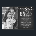 65e Jubileum met Foto - Krijtbord en Wit Kaart<br><div class="desc">65e bruiloft Jubileum uitnodiging met foto. Elegant design in zwart en wit. Beschikt over krijtbordpatroon,  scriptlettertype en feeëntekenreekslampen. Hoera voor 65 jaar! Kan in elk jaar worden gepersonaliseerd. Stuur me een bericht als je nog meer maatwerk nodig hebt.</div>