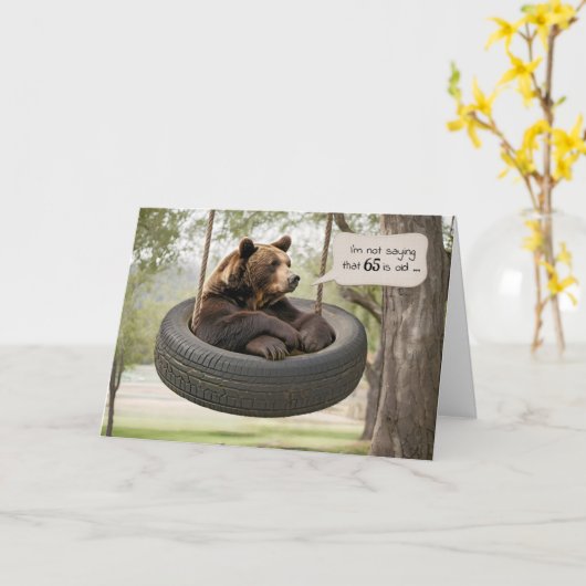 65e verjaardag Beer zittend in een band schommel Kaart (Gele Bloem)