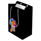 65e verjaardag Daisy Bouquet in papierzak Medium Cadeauzakje (Achterkant Gekanteld)