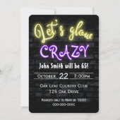 65e verjaardag Neon Glow Sign on Brick Wall Kaart (Voorkant)