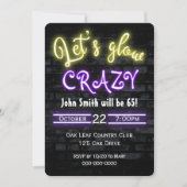 65e verjaardag Neon Glow Sign on Brick Wall Kaart (Voorkant)