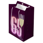65e verjaardag Neon Sign with Wine Medium Cadeauzakje (Voorkant Gekanteld)
