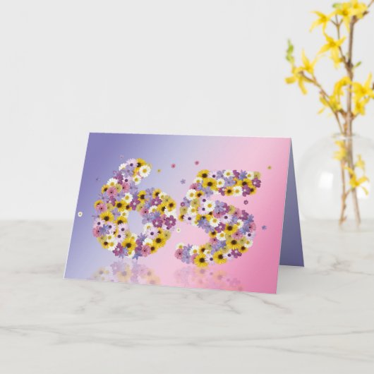 65e verjaardagskaart met bloemrijke letters kaart (Gele Bloem)