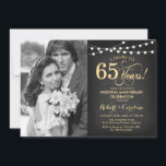 65ste verjaardag met foto - schoolbord en goud kaart<br><div class="desc">65ste huwelijksjubileum uitnodiging met foto.
Elegant ontwerp in zwart en namaakgoud. Kenmerken schoolbordpatroon,  script lettertype en sprookjesachtige slingerlichtjes. Proost op 65 jaar! Kan worden gepersonaliseerd naar elk jaar. Stuur me een bericht als je verdere aanpassing nodig hebt.</div>