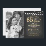 65ste verjaardag met foto - schoolbord en goud kaart<br><div class="desc">Uitnodiging voor 65ste trouwdag met foto.
Elegant ontwerp in zwart en namaakgoud. Kenmerken zijn schoolbordpatroon,  script lettertype en sprookjesachtige slingerlichtjes. Proost op 65 jaar! Kan worden gepersonaliseerd voor elk jaar. Stuur me een bericht als je verdere aanpassingen nodig hebt.</div>
