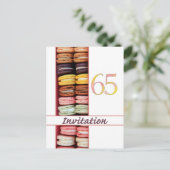 65ste verjaardag uitnodiging macaron briefkaart (Staand voorkant)