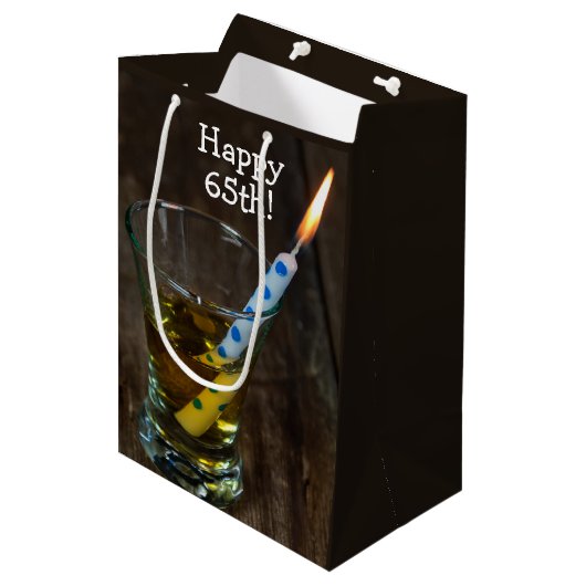 65th Birthday Candle in Whiskey Glass Medium Cadeauzakje (Voorkant Gekanteld)