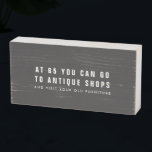 65th Birthday Funny Birthday Quote Houten Kist Print<br><div class="desc">Grappig citaat over het draaien van 65 op houtsblokbord - maakt een geweldig 65e verjaardagscadeau. Het luidt: Om 65 uur kun je naar antiek winkels gaan en je oude meubels bezoeken. Dit teken kan in elke kleur van uw keuze worden gemaakt, zodat het overeenkomt met uw decor. Gebruik hieronder de...</div>