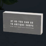 65th Birthday Funny Birthday Quote Houten Kist Print<br><div class="desc">Grappig citaat over het draaien van 65 op houtsblokbord - maakt een geweldig 65e verjaardagscadeau. Het luidt: Om 65 uur kun je naar antiek winkels gaan en je oude meubels bezoeken. Dit teken kan in elke kleur van uw keuze worden gemaakt, zodat het overeenkomt met uw decor. Gebruik hieronder de...</div>