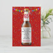 65th Birthday Party Beer Bottle Invitation Kaart (Staand voorkant)