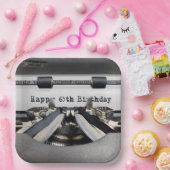 65th Birthday Retro Typewriter Papieren Bordje (Feest)