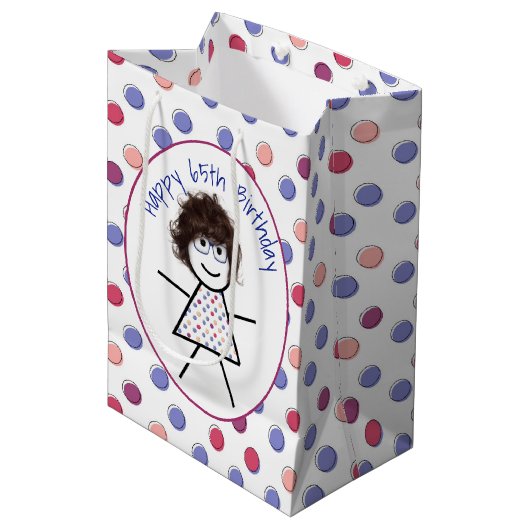 65th Birthday Stick Girl op Polka Dots Medium Cadeauzakje (Voorkant Gekanteld)