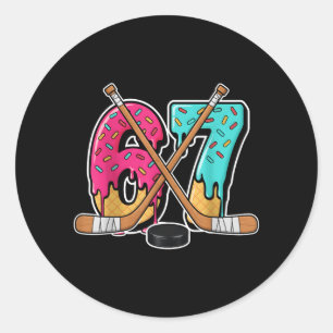 67 Ijs Drip Hockey Gen Alpha Slang Zes Zeven Ronde Sticker