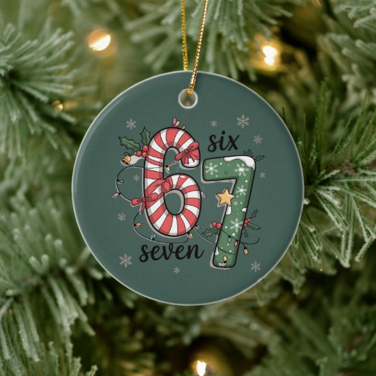67 Kerstlichtjes Zes Zeven Vakantie Grappige Meme Keramisch Ornament (Boom)