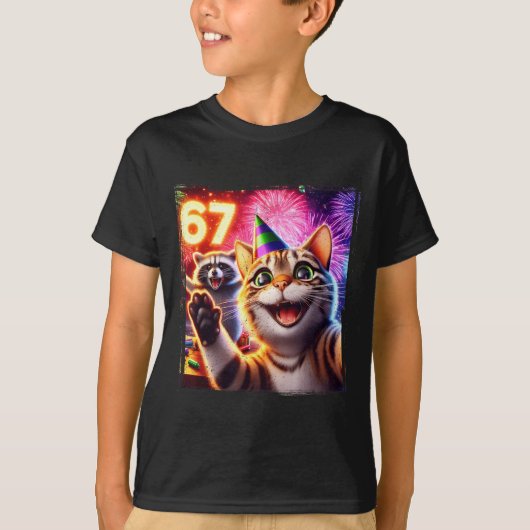 67 Meme Cat Raccoon New Year Selfie Funny Birthday T-shirt (Voorkant)