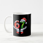 67 Meme Kerstman Hand Grappig Zes Zeven Kerstmis Koffiemok (Links)