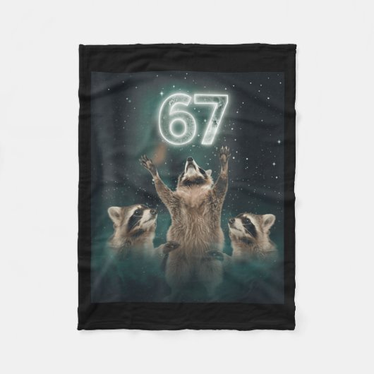 67 Meme Raccoon Howling At The Moon 6 7 Funny Weir Fleece Deken (Voorkant)