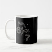 67 Meme Skelet Hand Grappige Halloween Zes Zeven T Koffiemok (Links)