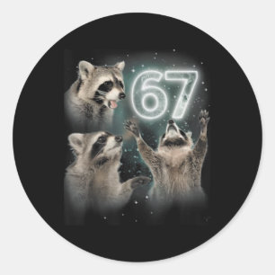 67 Meme Wasbeer Huilt naar de Maan 67 6 7 Hallowee Ronde Sticker