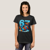 67 Pinguïn Voetbal Grappig Winter Meme Cadeau T-shirt (Voorkant volledig)