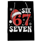 67 Santa Hat Christmas Six Seven Funny Sayings Medium Cadeauzakje (Voorkant)