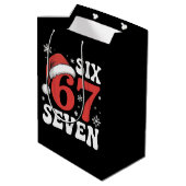67 Santa Hat Christmas Six Seven Funny Sayings Medium Cadeauzakje (Achterkant Gekanteld)