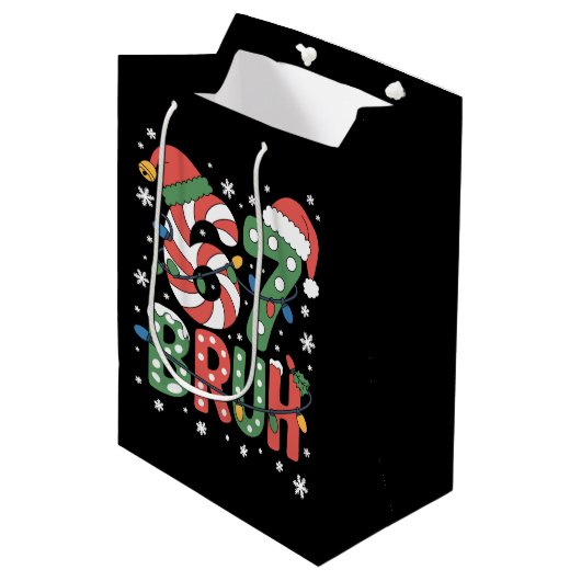 67 Six Seven Bruh Grappig Kerstmis 6 7 Meme  Medium Cadeauzakje (Voorkant Gekanteld)
