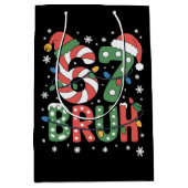 67 Six Seven Bruh Grappig Kerstmis 6 7 Meme  Medium Cadeauzakje (Voorkant)