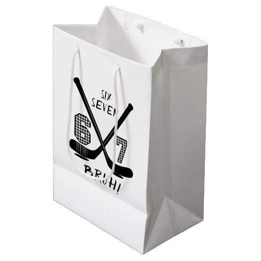 67 Six Seven Funny Meme Brain Rot Meme Medium Cadeauzakje (Voorkant Gekanteld)