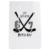 67 Six Seven Funny Meme Brain Rot Meme Medium Cadeauzakje (Achterkant)