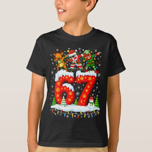67 Six Seven Meme Gen Alpha Kerstman Elf Ree T-shirt (Voorkant)