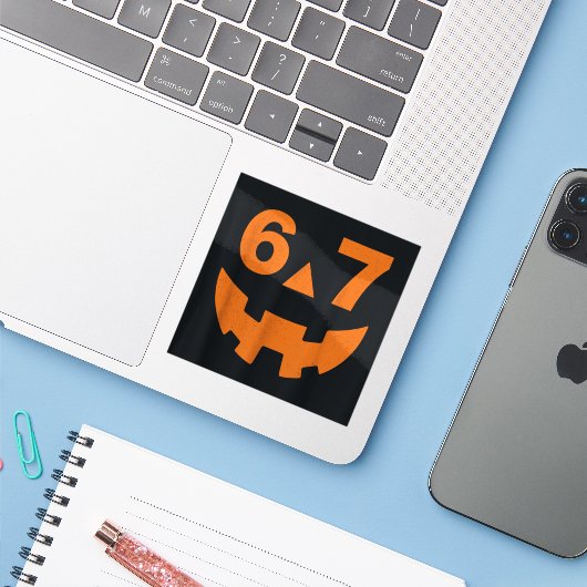 67 Six Seven Nummer Gezicht Halloween Sticker (Laptop met iPhone)
