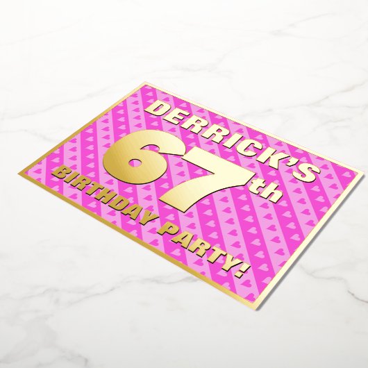 67e Birthday Party — Fun roze harten en stripes Folie Uitnodiging (Gedraaid)