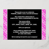 67e Birthday Party — Fun roze harten en stripes Folie Uitnodiging (Achterkant)