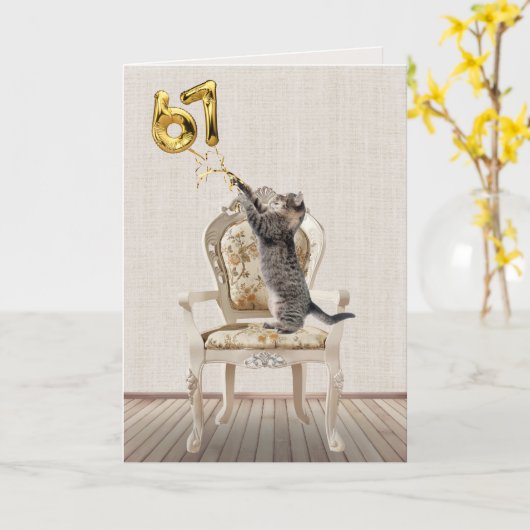 67e geboortedag ballonnen en kat van tabletten kaart (Gele Bloem)