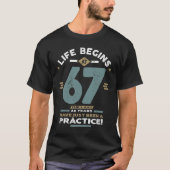 67e verjaardag - Het leven begint op 67 T-shirt (Voorkant)