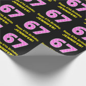 67e verjaardag: roze strepen en harten "67" + naam cadeaupapier (Hoek)