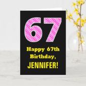 67e verjaardag: roze strepen en harten "67" + naam kaart (Gele Bloem)