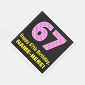 67e verjaardag: roze strepen en harten "67" + naam servet (Hoek)