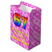 67e verjaardag: vuurroze hartstrepen; regenboog 67 medium cadeauzakje (Voorkant Gekanteld)