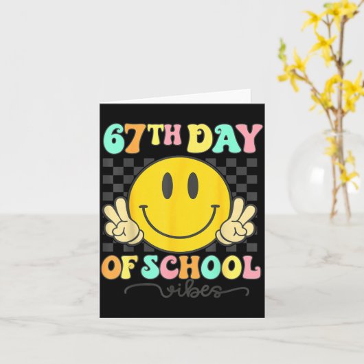 67th Day Of School Vibes Groovy Smile Face 67 Six Kaart (Gele Bloem)