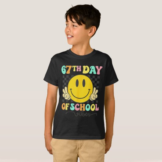 67th Day Of School Vibes Groovy Smile Face 67 Six  T-shirt (Voorkant volledig)